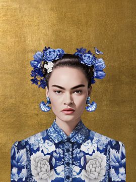 Frida in Delfts blauw op gouden achtergrond, moderne variatie op iconisch portret van Mijke Konijn