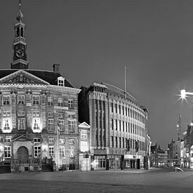 Zwart-wit panorama van het stadhuis aan de Markt van Den Bosch, van Den Bosch aan de Muur