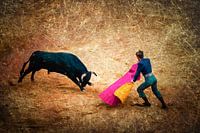 Exposition multiple sur une corrida brune avec matador et taureau