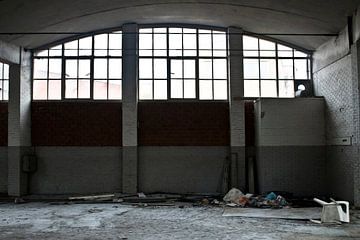 Foto van de verlaten markthallen in Meppel. van Therese Brals
