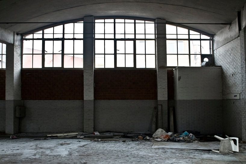 Foto van de verlaten markthallen in Meppel. van Therese Brals