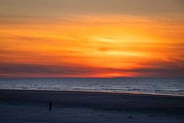 Sonnenuntergang Strand Buren 3 von Arjan Bijleveld