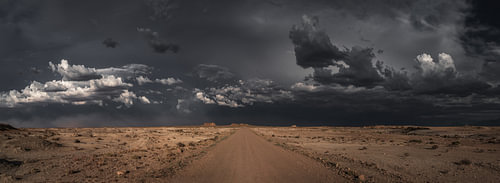Opkomende storm boven een eenzame weg in Utah