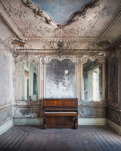 Piano dans un salon abandonné.