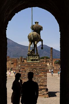 Doorkijk naar centaur standbeeld in Pompeï, Italië van Kelsey van den Bosch