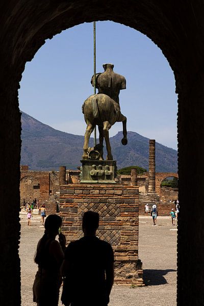 Blick auf die Zentaurenstatue in Pompeji, Italien von Kelsey van den Bosch