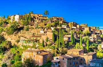 Spanje Mallorca, uitzicht op het historische dorp Deia van Alex Winter