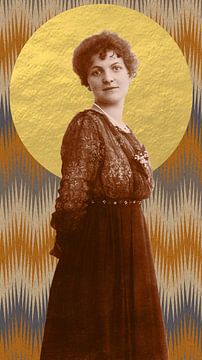 Vintage fotoportret van een jonge vrouw in goud, bruin, grijs en oranje. van Dina Dankers