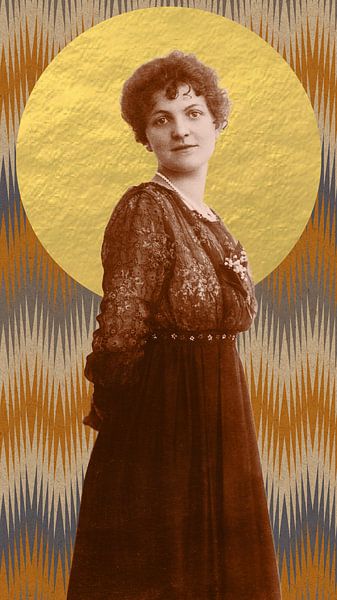 Vintage-Foto-Porträt einer jungen Frau in Gold, Braun, Grau und Orange. von Dina Dankers