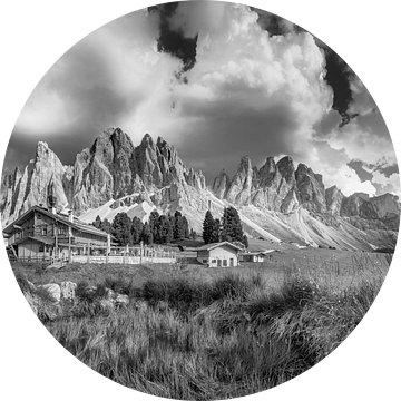 Alpenhut in de bergen in de Alpen in zwart en wit