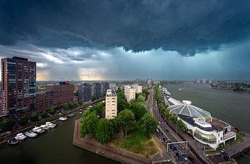 Stürmische Skyline-Vibes: Rotterdam vom Dach aus von Roy Poots