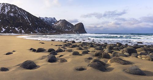 Wellen brechen sich an den beeindruckenden Felsen des Unstad-Strandes auf den Lofoten, Norwegen
