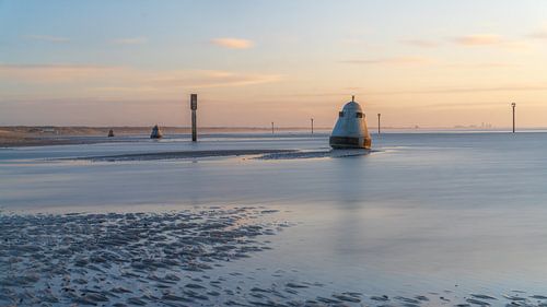 Minimalisme tijdens de zonsondergang in IJmuiden