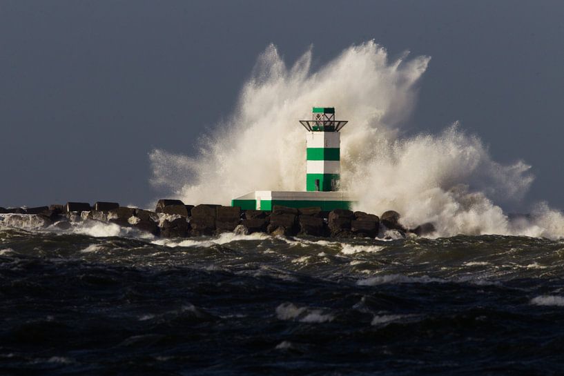 Golf over de vuurtoren van de zuidpier van IJmuiden van Menno van Duijn