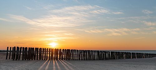 Strand bij ondergaande zon