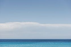 De azuurblauwe zee van Calabrië in Italië