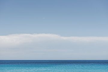 De azuurblauwe zee van Calabrië in Italië van Photolovers reisfotografie