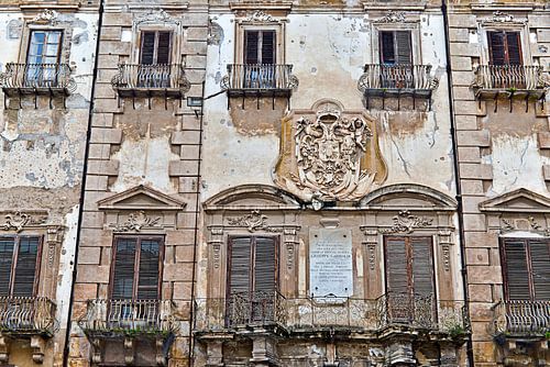 Palais baroque abandonné sur la Piazza Bologni à Palerme sur Silva Wischeropp