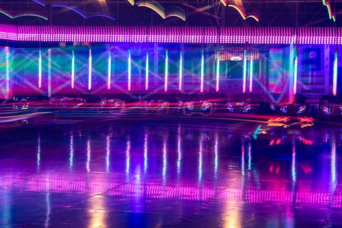 Traînées lumineuses d'un auto-tamponneur – Exposition longue à la fête foraine