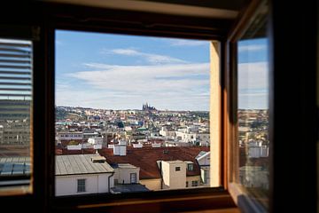 Uitzicht op Praag door het open raam