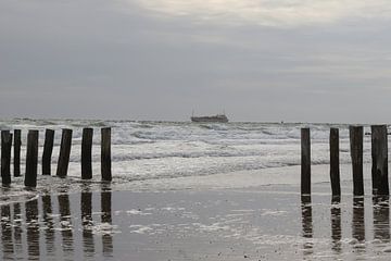 golfbrekers met schip op het strand westkapelle