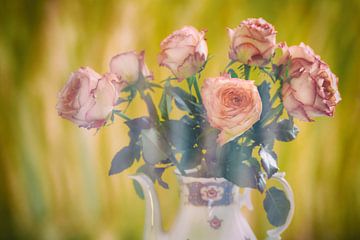 Stilleven met een boeket rozen in bonte kleuren van Lisette Rijkers