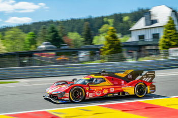 Ferrari 499P Hypercar in Eau Rouge op Spa