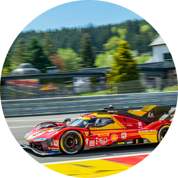 Ferrari 499P Hypercar in Eau Rouge op Spa