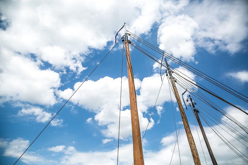 Zeilen onder de blauwe lucht by Willy Sybesma