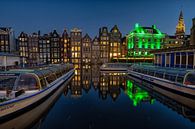 Der Kanal beherbergt den Damrak Amsterdam. von Leon Okkenburg Miniaturansicht