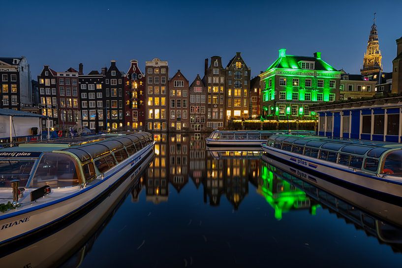 Der Kanal beherbergt den Damrak Amsterdam. von Leon Okkenburg