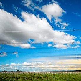 voorbijrazende trein in Hollands decor sur Regina kappert