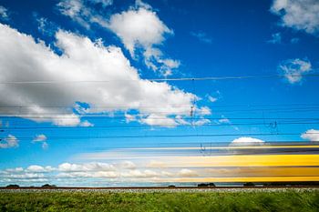 voorbijrazende trein in Hollands decor