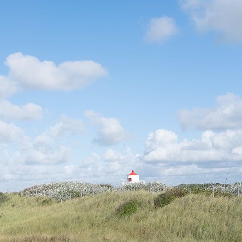 Leuchtturm in den Dünen - ruhige Küstenfotografie