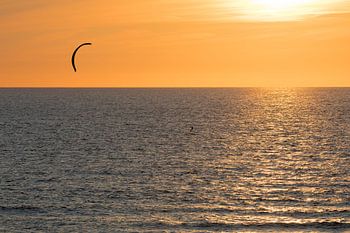Kitesurfer op de zee