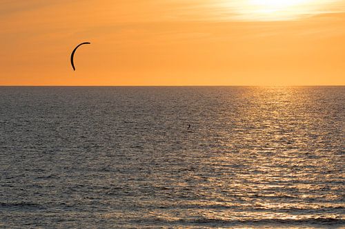 Kitesurfer op de zee