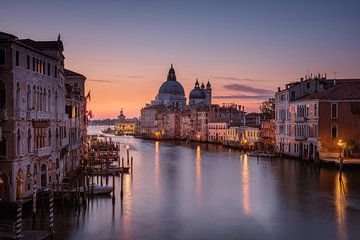 Venetië at Sunrise - Italië van Niels Dam