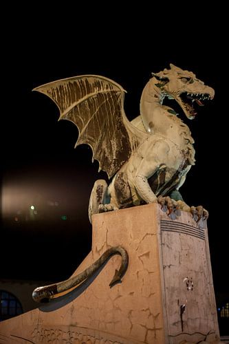 Dragon sur le pont du dragon dans le centre de Lubliana, Slovénie, tard dans la nuit