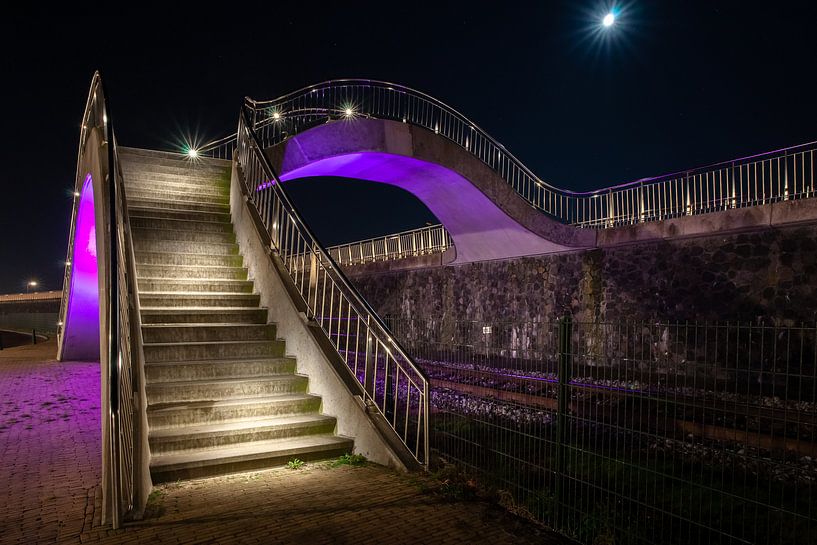 Escalier design violet avec transition de pont la nuit par Fotografiecor .nl