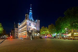 Night photo of the Waag in Deventer