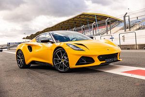 Lotus Emira auf der Rennstrecke von Assen - Autovisie Supertest 2022