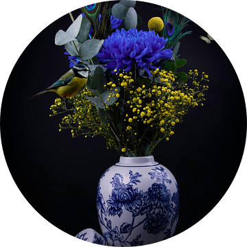 Modern stilleven bloemen in een vaas "Dutch blue and Yellow" van By Marjolein Design