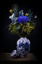 Modernes Blumenstillleben in einer Vase &quot;Holländisches Blau und Gelb&quot; von Marjolein van Middelkoop Miniaturansicht