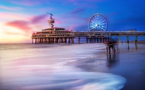 De pier van Scheveningen genomen met lange sluitertijd tijdens zonsondergang.