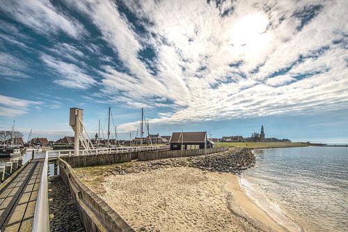 Zicht op t havenhoofd en dijk aan de rand van Hindeloopen, Friesland.