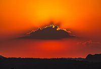 Zonsondergang achter een wolk