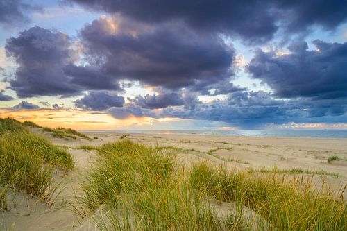 Zonsondergang op het strand van Texel met zandduinen op de voorgrond