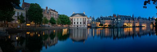 Avondpanorama van de Hofvijver met Mauritshuis en Het Torentje in de avond