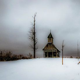 Kerk in Kroatie in een sneeuwlandschap begin februari von Gerco Stokvis