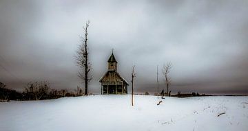 Kerk in Kroatie in een sneeuwlandschap begin februari van Gerco Stokvis
